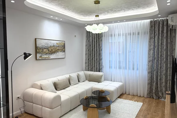 Shtepi ne shitje Apartament ne Tirane, 1+1, Mobilimi E mobiluar, Pagesa 109,000  Euro.