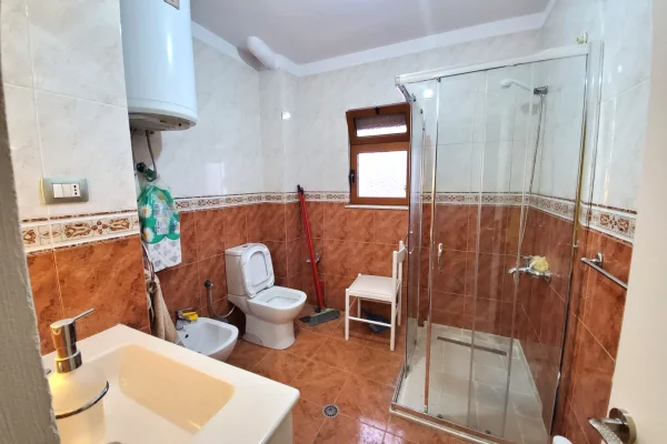 Shtepi ne shitje Apartament ne Tirane, 1+1, Mobilimi E mobiluar, Pagesa 80,000  Euro.