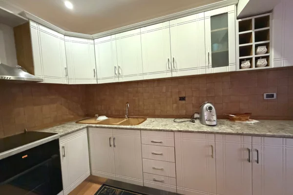 Shtepi me qera Apartament ne Tirane, 2+1, Mobilimi E mobiluar, Pagesa 500  Euro.