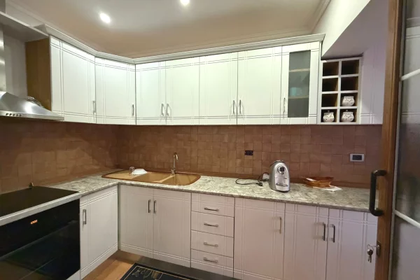 Shtepi me qera Apartament ne Tirane, 2+1, Mobilimi E mobiluar, Pagesa 500  Euro.