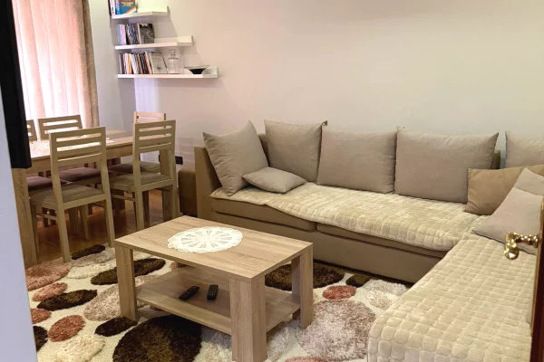 Shtepi me qera Apartament ne Tirane, 2+1, Mobilimi E mobiluar, Pagesa 500  Euro.