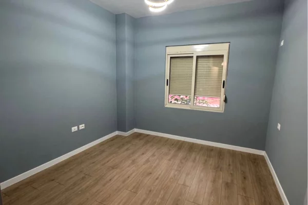 Shtepi ne shitje Apartament ne Tirane, 2+1, Mobilimi Bosh, pa mobiluar, Pagesa 135,000  Euro.