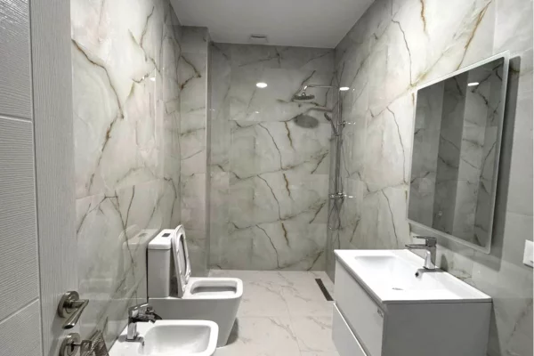 Shtepi ne shitje Apartament ne Tirane, 2+1, Mobilimi Bosh, pa mobiluar, Pagesa 135,000  Euro.