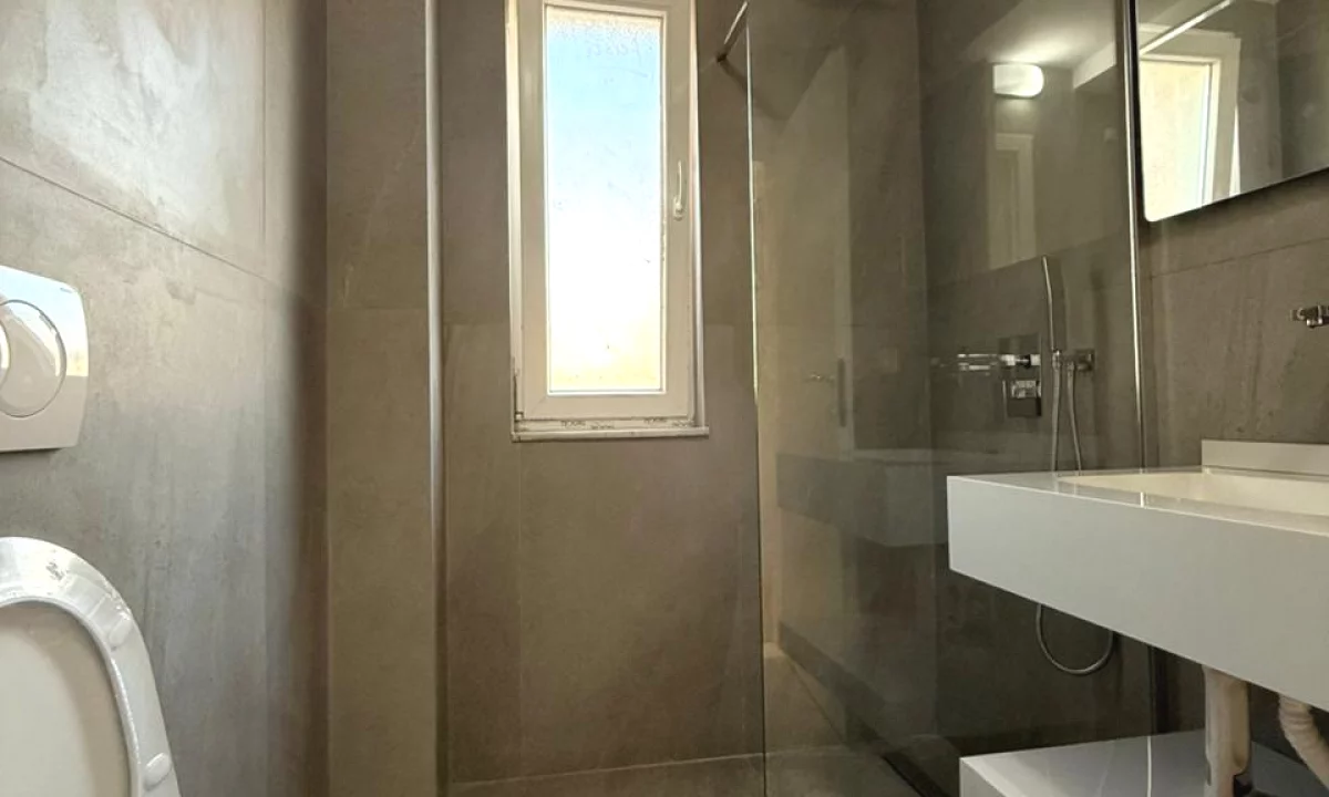 Shtepi ne shitje Apartament ne Tirane, 1+1, Mobilimi E mobiluar, Pagesa 149,000  Euro.