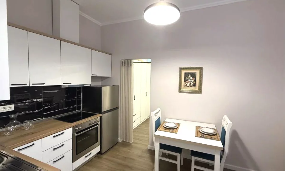Shtepi ne shitje Apartament ne Tirane, Garsoniere, Mobilimi E mobiluar, Pagesa 98,000  Euro.