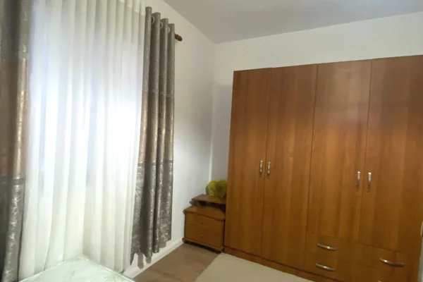 Shtepi me qera Apartament ne Tirane, 1+1, Mobilimi E mobiluar, Pagesa 400  Euro.