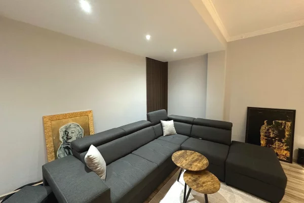 Shtepi me qera Apartament ne Tirane, 2+1, Mobilimi E mobiluar, Pagesa 700  Euro.