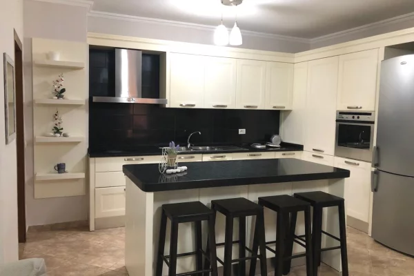 Shtepi ne shitje Apartament ne Tirane, 2+1, Mobilimi E mobiluar, Pagesa 250,000  Euro.