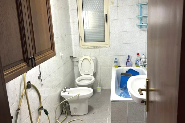 Shtepi me qera Apartament ne Tirane, 3+1, Mobilimi E mobiluar, Pagesa 150,000  Euro.