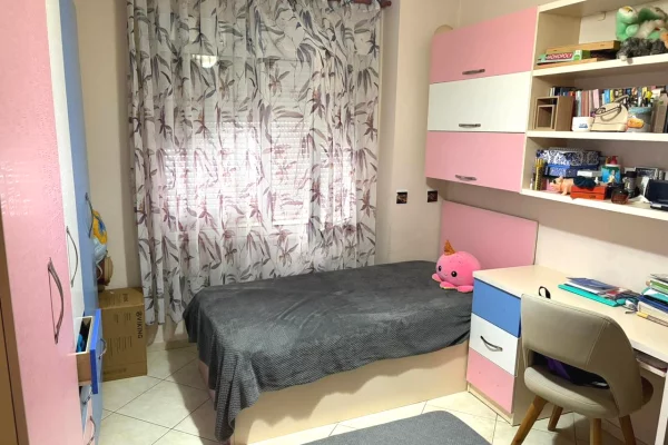 Shtepi me qera Apartament ne Tirane, 2+1, Mobilimi E mobiluar, Pagesa 450  Euro.