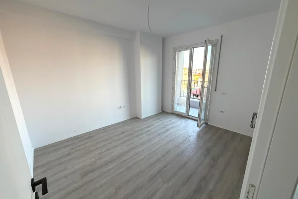 Shtepi ne shitje Apartament ne Tirane, 1+1, Mobilimi Bosh, pa mobiluar, Pagesa 88,000  Euro.