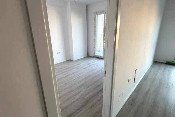 Shtepi ne shitje Apartament ne Tirane, 1+1, Mobilimi Bosh, pa mobiluar, Pagesa 88,000  Euro.