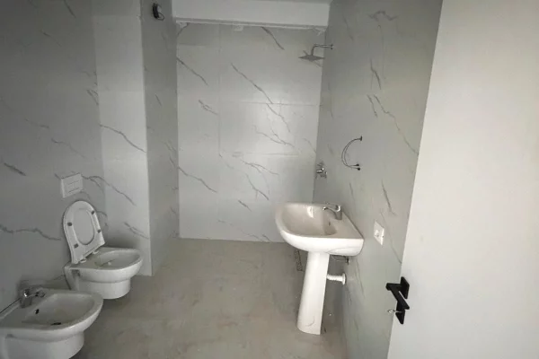 Shtepi ne shitje Apartament ne Tirane, 1+1, Mobilimi Bosh, pa mobiluar, Pagesa 88,000  Euro.