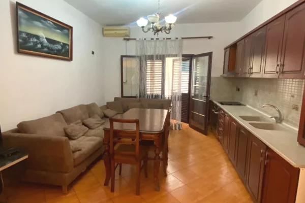 Shtepi me qera Apartament ne Tirane, 1+1, Mobilimi E mobiluar, Pagesa 300  Euro.