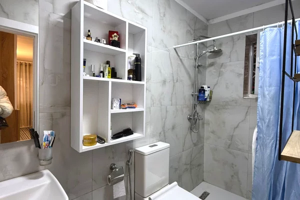 Shtepi ne shitje Apartament ne Tirane, Garsoniere, Mobilimi E mobiluar, Pagesa 86,000  Euro.