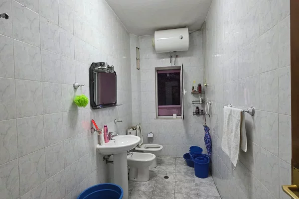 Shtepi ne shitje Apartament ne Tirane, 2+1, Mobilimi E mobiluar, Pagesa 140,000  Euro.