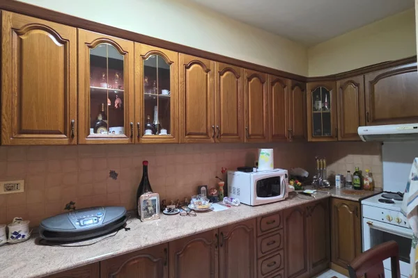 Shtepi ne shitje Apartament ne Tirane, 2+1, Mobilimi E mobiluar, Pagesa 140,000  Euro.