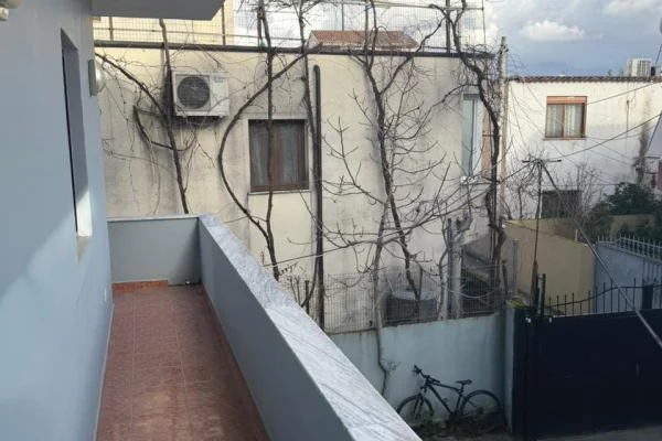 Shtepi me qera Apartament ne Tirane, 2+1, Mobilimi E mobiluar, Pagesa 400  Euro.