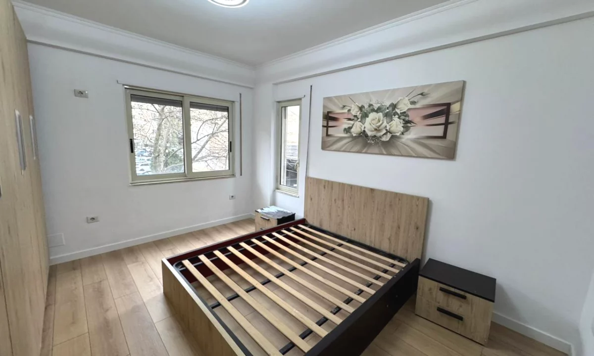 Shtepi ne shitje Apartament ne Tirane, 2+1, Mobilimi E mobiluar, Pagesa 180,000  Euro.