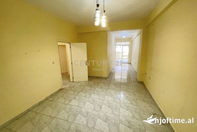 Shtepi ne shitje Apartament ne Tirane, 2+1, Mobilimi Bosh, pa mobiluar, Pagesa 260,000  Euro.