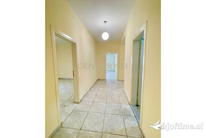 Shtepi ne shitje Apartament ne Tirane, 2+1, Mobilimi Bosh, pa mobiluar, Pagesa 260,000  Euro.