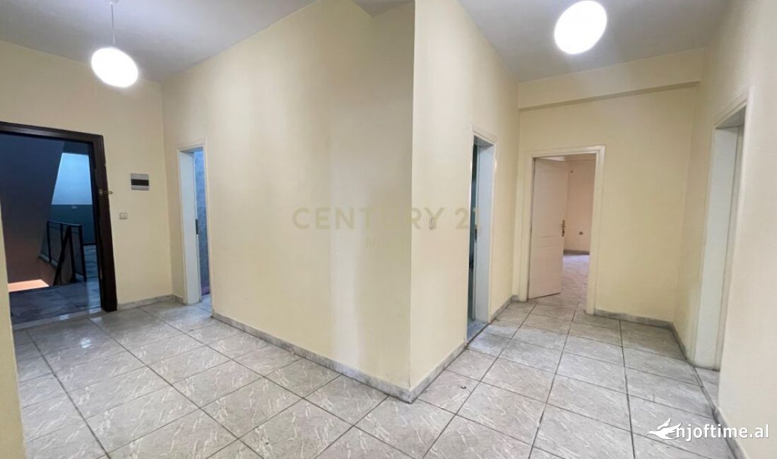 Shtepi ne shitje Apartament ne Tirane, 2+1, Mobilimi Bosh, pa mobiluar, Pagesa 260,000  Euro.