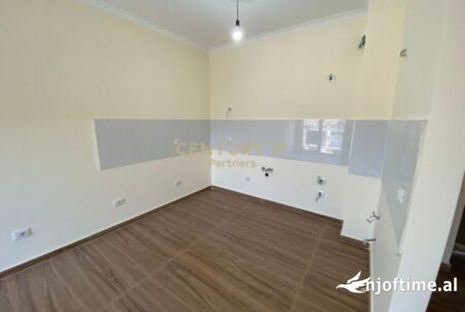 Shtepi ne shitje Apartament ne Tirane, 2+1, Mobilimi Bosh, pa mobiluar, Pagesa 110,000  Euro.