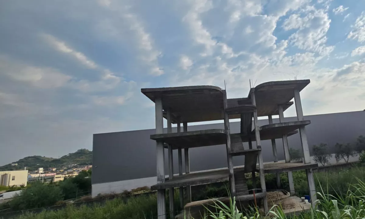 Shtepi ne shitje Vila Luksoze ne Tirane, 3+1, Mobilimi Bosh, pa mobiluar, Pagesa 190,000  Euro.