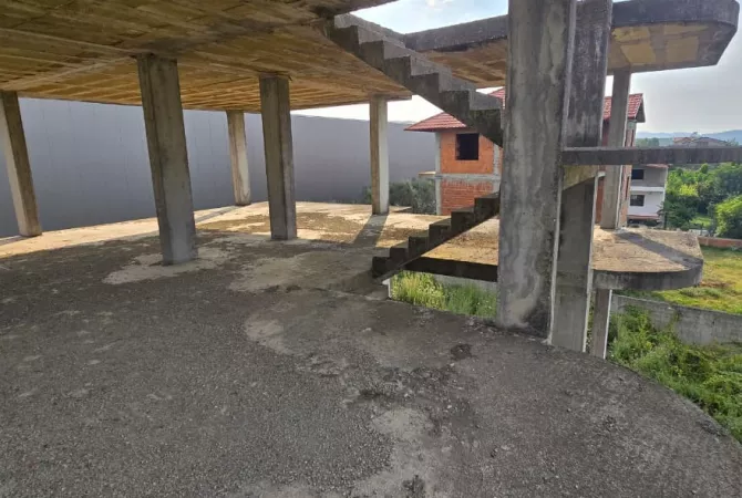 Shtepi ne shitje Vila Luksoze ne Tirane, 3+1, Mobilimi Bosh, pa mobiluar, Pagesa 190,000  Euro.