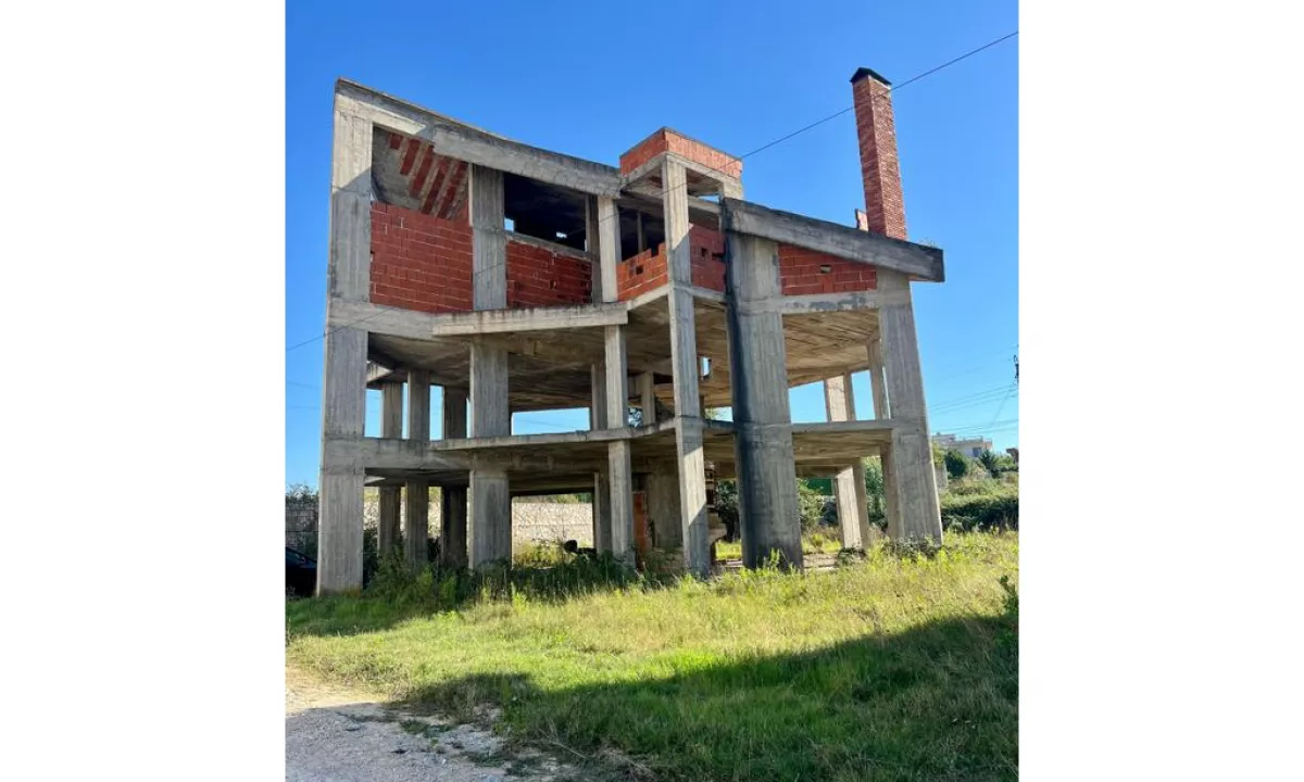 Shtepi ne shitje Vila Luksoze ne Tirane, 4+1, Mobilimi Bosh, pa mobiluar, Pagesa 315,000  Euro.