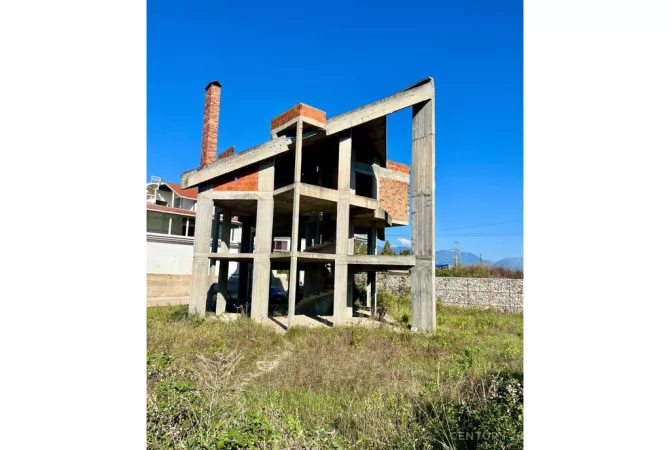 Shtepi ne shitje Vila Luksoze ne Tirane, 4+1, Mobilimi Bosh, pa mobiluar, Pagesa 315,000  Euro.