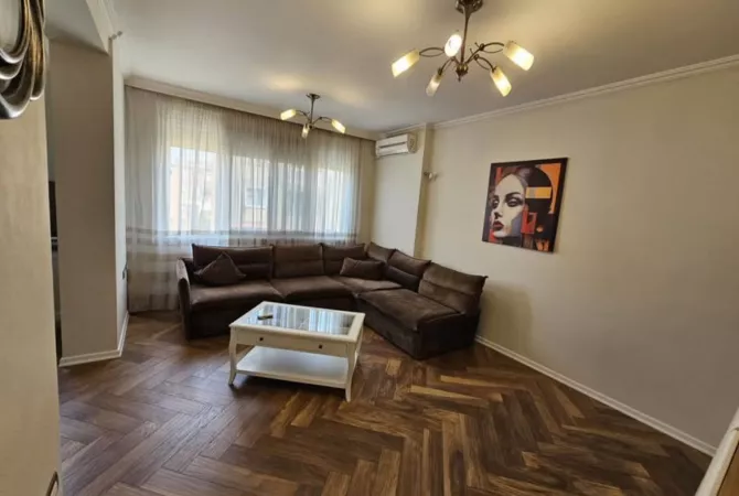 Shtepi ne shitje Apartament ne Tirane, 1+1, Mobilimi E mobiluar, Pagesa 103,000  Euro.