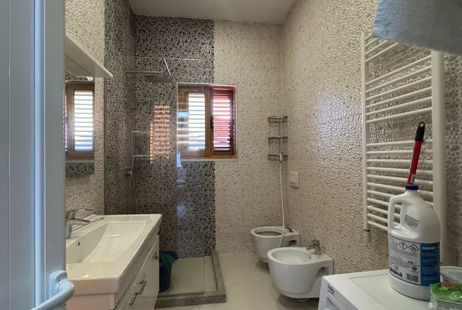 Shtepi ne shitje Apartament ne Tirane, 2+1, Mobilimi E mobiluar, Pagesa 117,000  Euro.