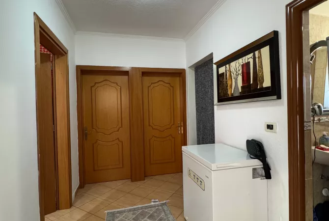Shtepi ne shitje Apartament ne Tirane, 2+1, Mobilimi E mobiluar, Pagesa 117,000  Euro.