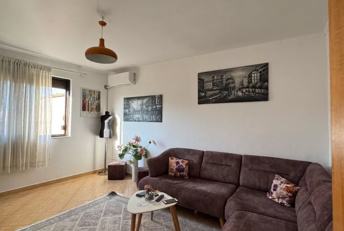 Shtepi ne shitje Apartament ne Tirane, 2+1, Mobilimi E mobiluar, Pagesa 117,000  Euro.