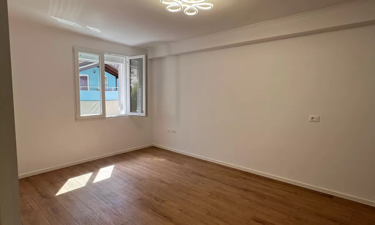 Shtepi ne shitje Apartament ne Tirane, 1+1, Mobilimi Bosh, pa mobiluar, Pagesa 135,000  Euro.