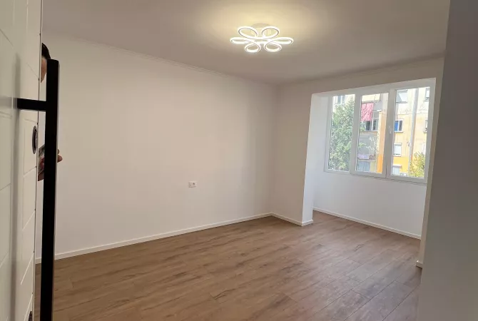 Shtepi ne shitje Apartament ne Tirane, 1+1, Mobilimi Bosh, pa mobiluar, Pagesa 135,000  Euro.