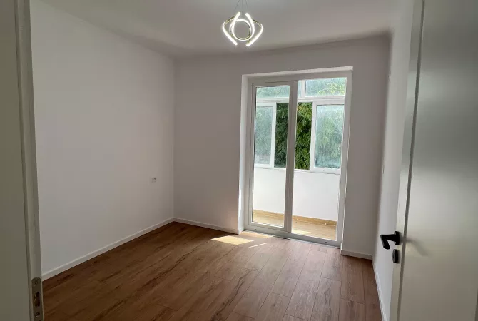 Shtepi ne shitje Apartament ne Tirane, 1+1, Mobilimi Bosh, pa mobiluar, Pagesa 135,000  Euro.