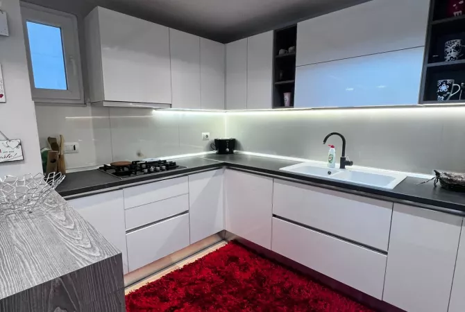 Shtepi me qera Apartament ne Tirane, 2+1, Mobilimi E mobiluar, Pagesa 1,000  Euro.