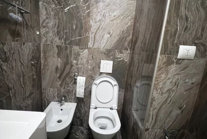 Shtepi me qera Apartament ne Tirane, 2+1, Mobilimi E mobiluar, Pagesa 1,000  Euro.