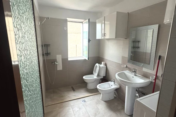 Shtepi me qera Apartament ne Tirane, 2+1, Mobilimi E mobiluar, Pagesa 55,000  Leke.