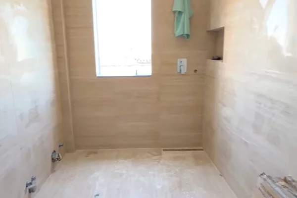 Shtepi ne shitje Apartament ne Tirane, 1+1, Mobilimi Bosh, pa mobiluar, Pagesa 125,000  Euro.