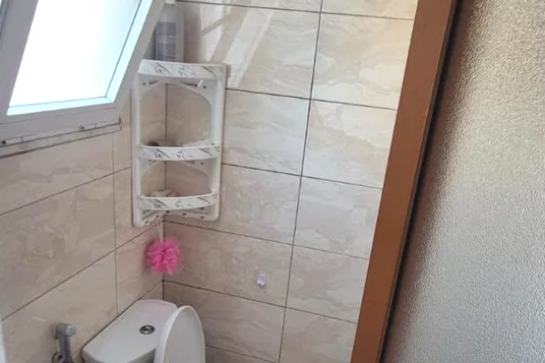 Shtepi me qera Apartament ne Tirane, Garsoniere, Mobilimi E mobiluar, Pagesa 30,000  Leke.