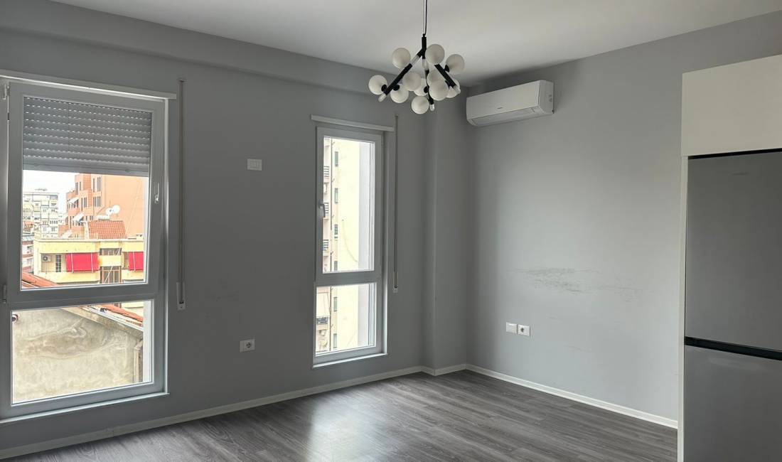 Tirane, jepet me qera ambient per zyra Kati 5, 80 m2 500 Euro (Qender)