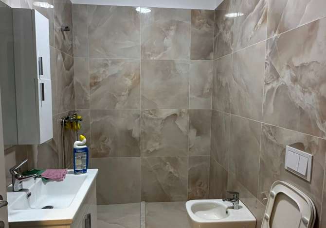 Tirane, jepet me qera ambient per zyra Kati 5, 80 m2 500 Euro (Qender)