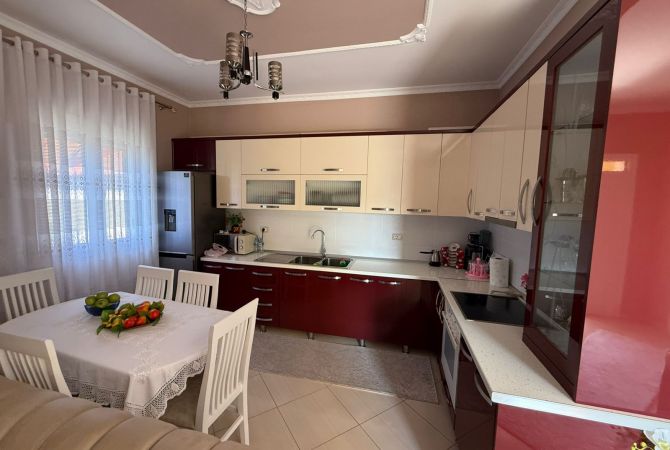 Shitet Vilë 2 kateshe te Treshi Rruga Kastrioteve, Tiranë - 300000€ | 114 m²
