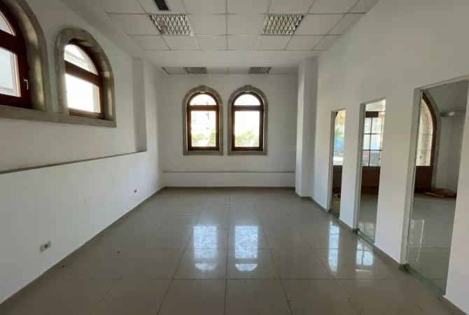 Business Property for Rent 6+1 in Tirana - 5,250 Euro