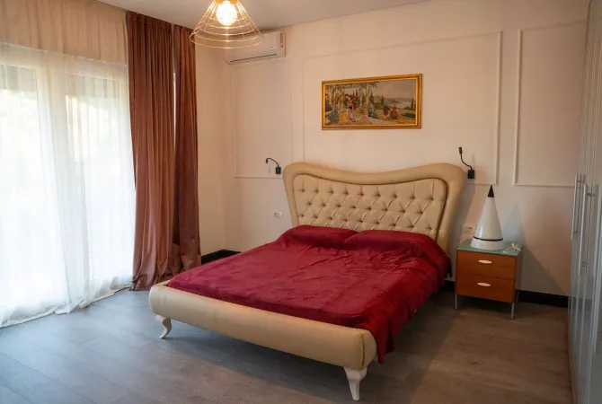 Shtepi ne shitje Vila Luksoze ne Tirane, 3+1, Mobilimi E mobiluar, Pagesa 600,000  Euro.