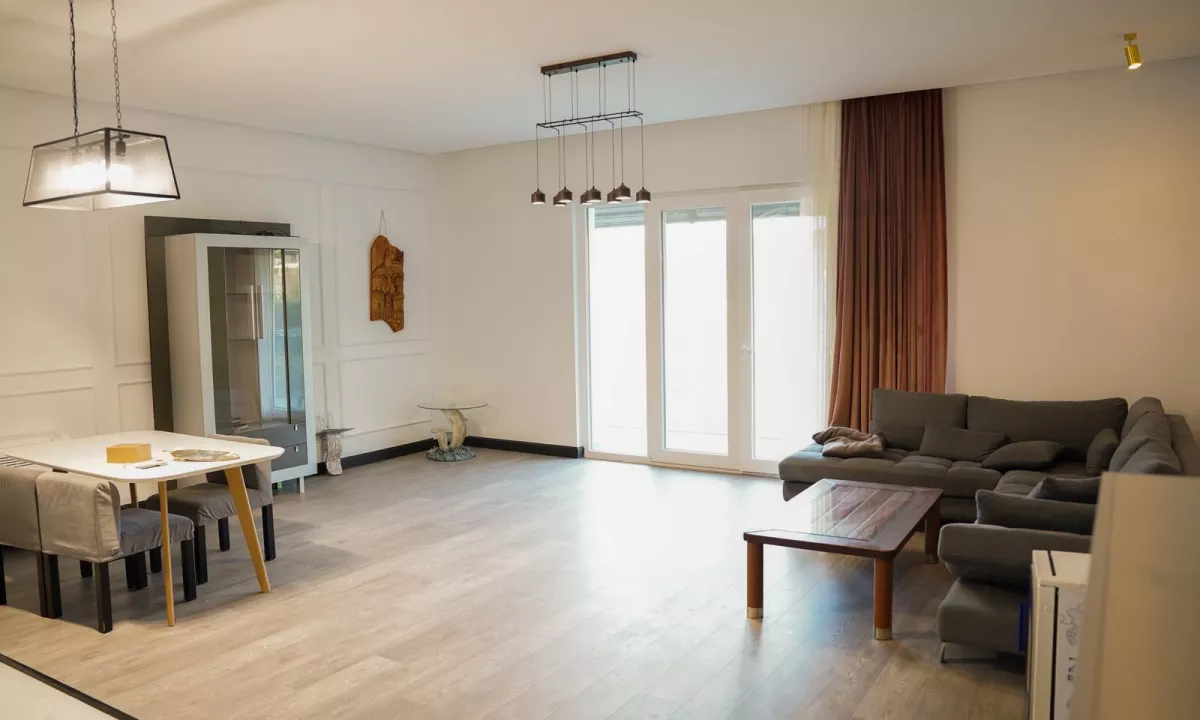 Shtepi ne shitje Vila Luksoze ne Tirane, 3+1, Mobilimi E mobiluar, Pagesa 600,000  Euro.