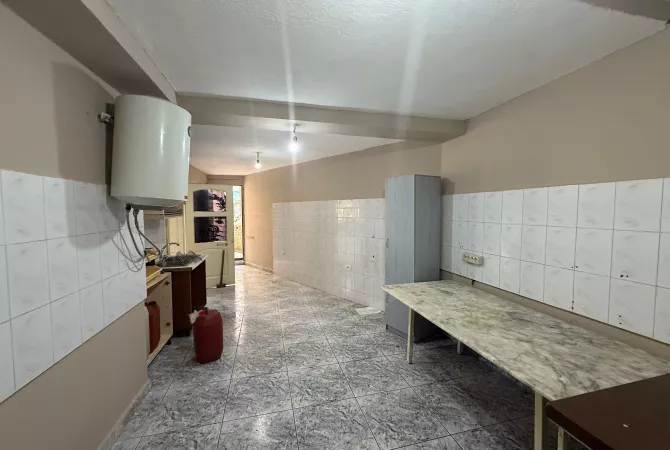 Shitet, Lokal, Xhamlliku, Tirane - 200000Euro | 125 m2